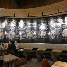 店内奥で入居テナントを紹介する黒板