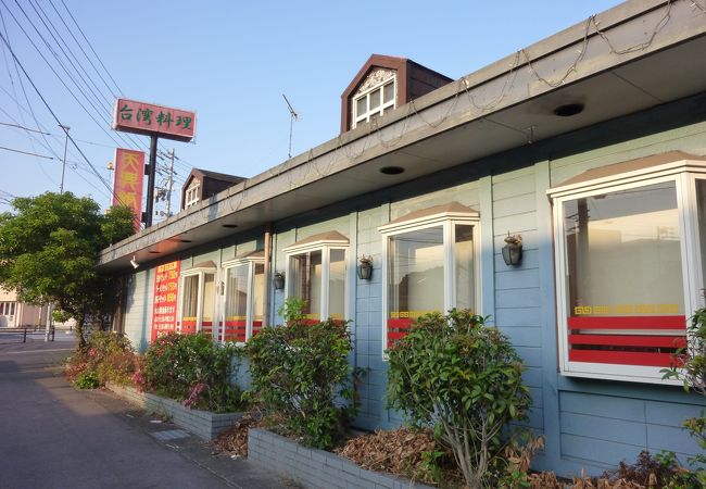 スカイブルーのお店の色が目立つ