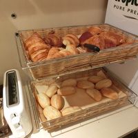 朝食のパン。クロワッサン・ショコラ・フランスパン