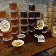 蜂蜜製品が揃うダウグマレス蜂蜜店 