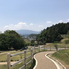 キトラ古墳の散策路は綺麗に整備されていますが勾配あり