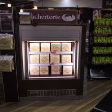 ウィーン名物ザッハトルテも販売しています。