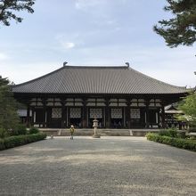 奈良時代に建てられた金堂建築で現存は唯一・厳粛な気分。