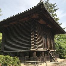 宝蔵・創建当時に建てられ国宝・この横に経蔵がある。