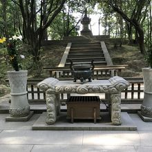 鑑真和上の墓所・開山御廟。