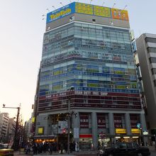 ４階と５階。なお、このビルの模型もカトーから販売されてます。