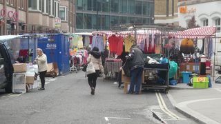 女性物の服が多いですね、男性用はシャツや靴しかが結構ありました