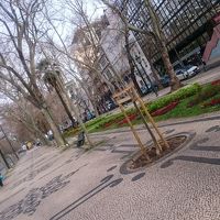 ホテル前の大通りです。日中は交通量が多いので安心です。