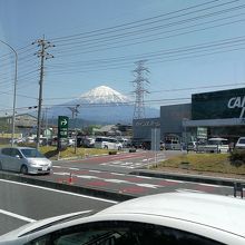 バスの外の富士山
