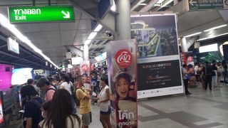 乗換駅で非常に混雑