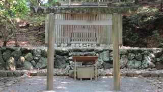 子安神社と並んで建っています
