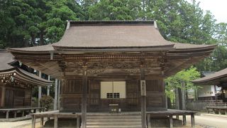 波の模様の彫り物があります