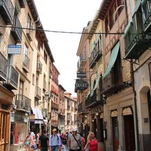 カフェやお土産屋さんが立ち並ぶ王様通り