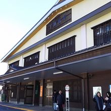 下諏訪駅の外観、落ち着いた建物がいいです。