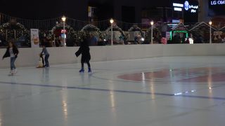 砂漠の中のスケートリンク