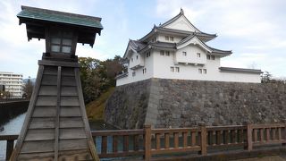 南西方向にある、復元された隅櫓