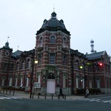 正面玄関側は装飾にドームに飾り窓にと大変賑やかです