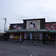 隣の和食店と共通の駐車場