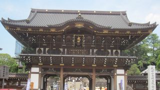 大きく立派な新勝寺の正門です
