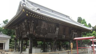 信徒から奉納された額だけでなく､7代目市川團十郎像なんかも飾られている