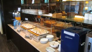 朝のマレーシア航空 ゴールデン ラウンジ リジョーナル