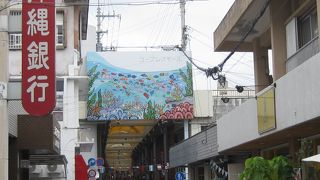 観光客と地元民に人気のショッピングモール