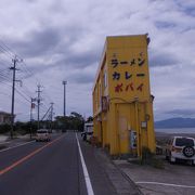 黄色い建物が印象的な家庭的な食堂