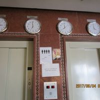 エレベーターには４人ほどしか乗れません