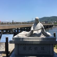 紫式部像と