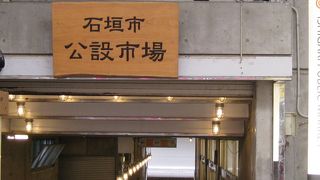 ユーグレナモール中央に跨る市場