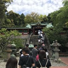 拝殿への参拝者の列。