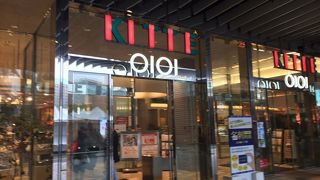 博多駅のすぐ横、飲食店も多いです。