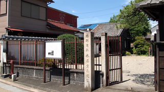 民家の立ち並ぶ中にある史跡