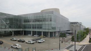 万代島ビルとを繋ぐアトリウム・・・