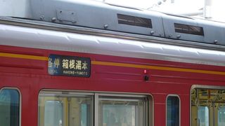 真っ赤な電車が走る