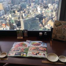 窓に向かっている２人席