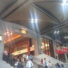 人も多くて活気がある