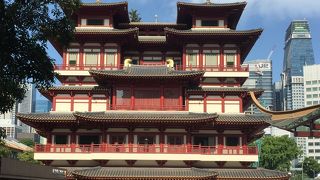 仏陀の歯を祀る。