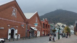 海の近くのショッピングモール