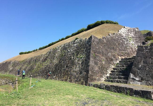 山頂に残る天空の城址