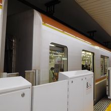 有楽町線の電車とホームドア