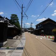 街道が湾曲していていい街並みです