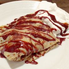 こちらは、チョコレートとバナナのクレープ。さすがに甘そう。