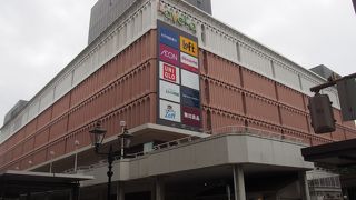 ファストファッションの大型店もあり