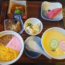 右は茶碗蒸し　具もたっぷり入ってます