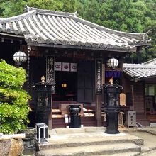 元禄8年（1695）に再建された本堂。