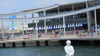 豪華客船の出入りする港に面したオシャレな場所