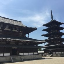 東に金堂、西に五重の塔という配置です。