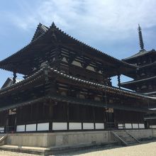 東に金堂、西に五重の塔という配置です。