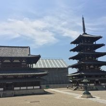 東に金堂、西に五重の塔という配置です。